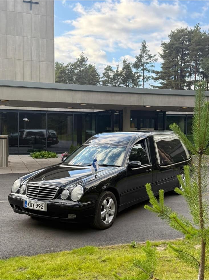 Hautajaisauto kappelin edustalla