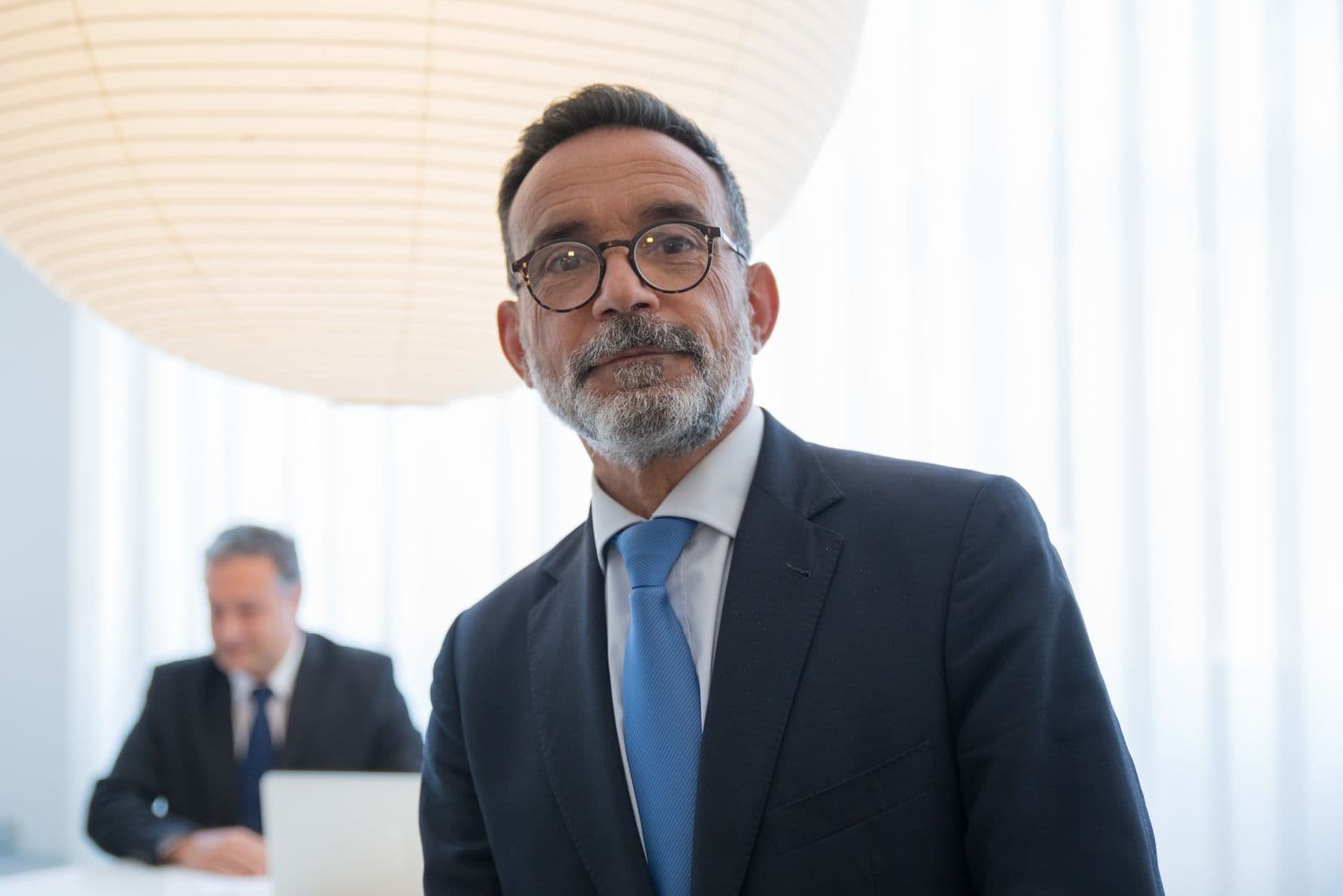 Rauhallinen ja luotettavan oloinen palveluneuvoja